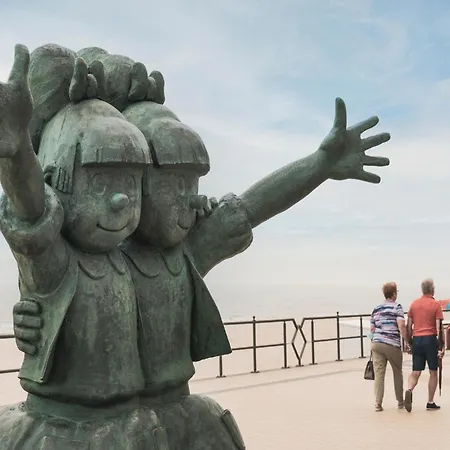 Spacious With 3bedrooms Close To The Sea