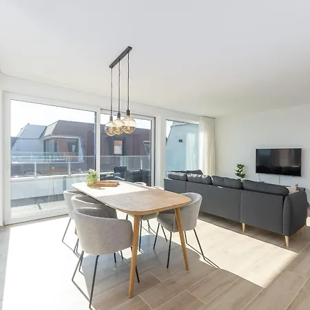 Spacious With 3bedrooms Close To The Sea