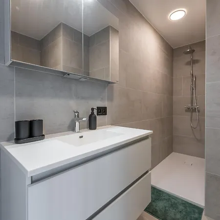 Spacious With 3bedrooms Close To The Sea